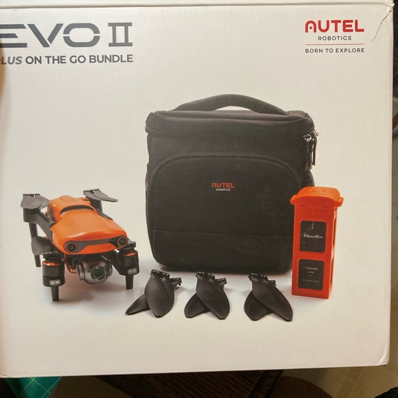 Autel Ribitics EVO II-8K portable Drone with case & backpack - Picture 3 of 15